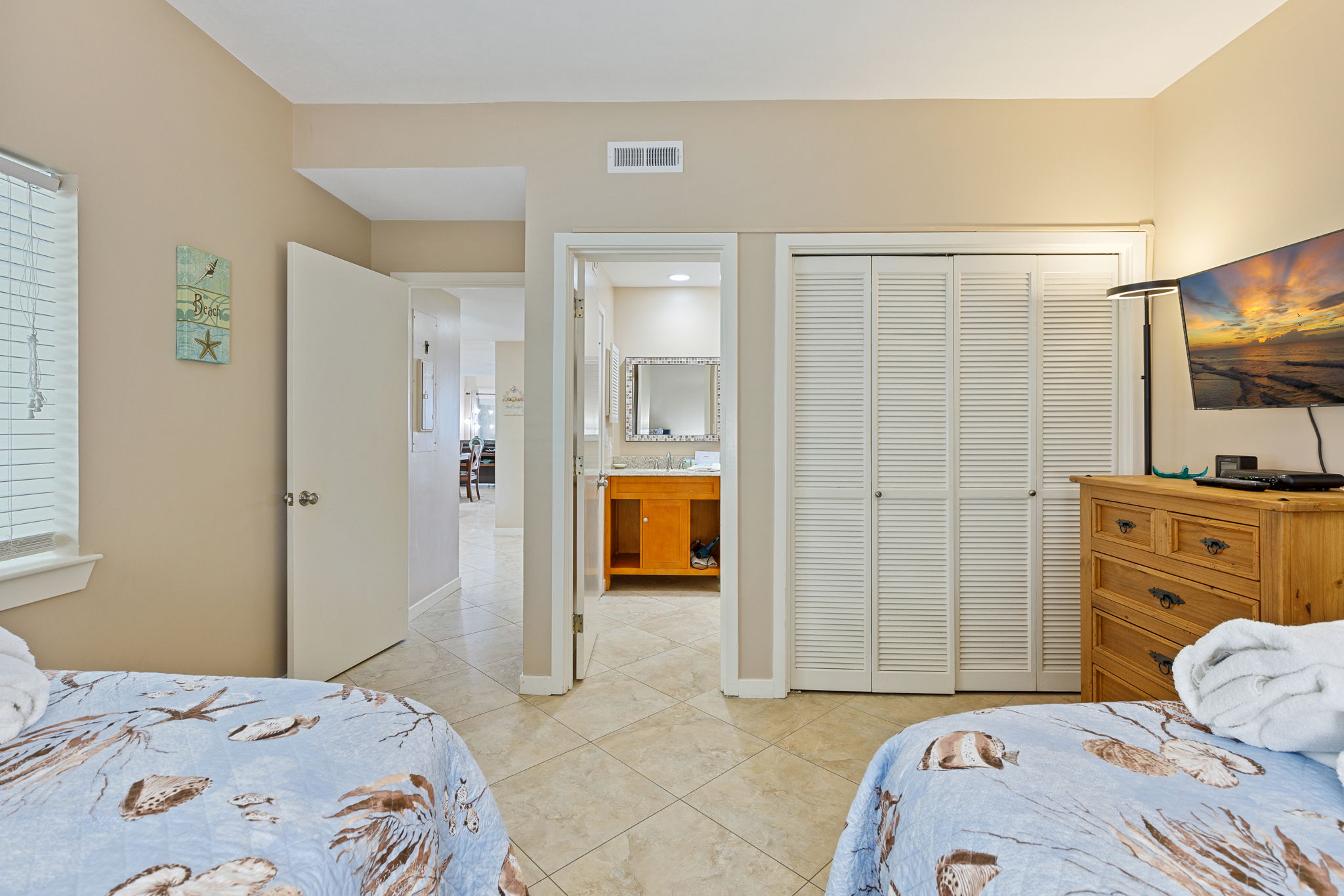 Second bedroom with 2 Full beds and flat screen TV