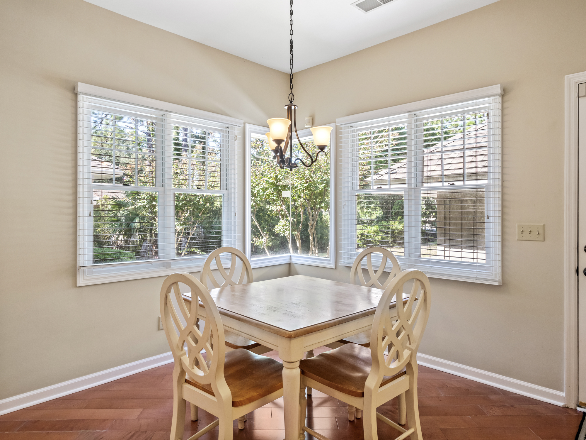 70 Full Sweep- Kitchen Sitting Area