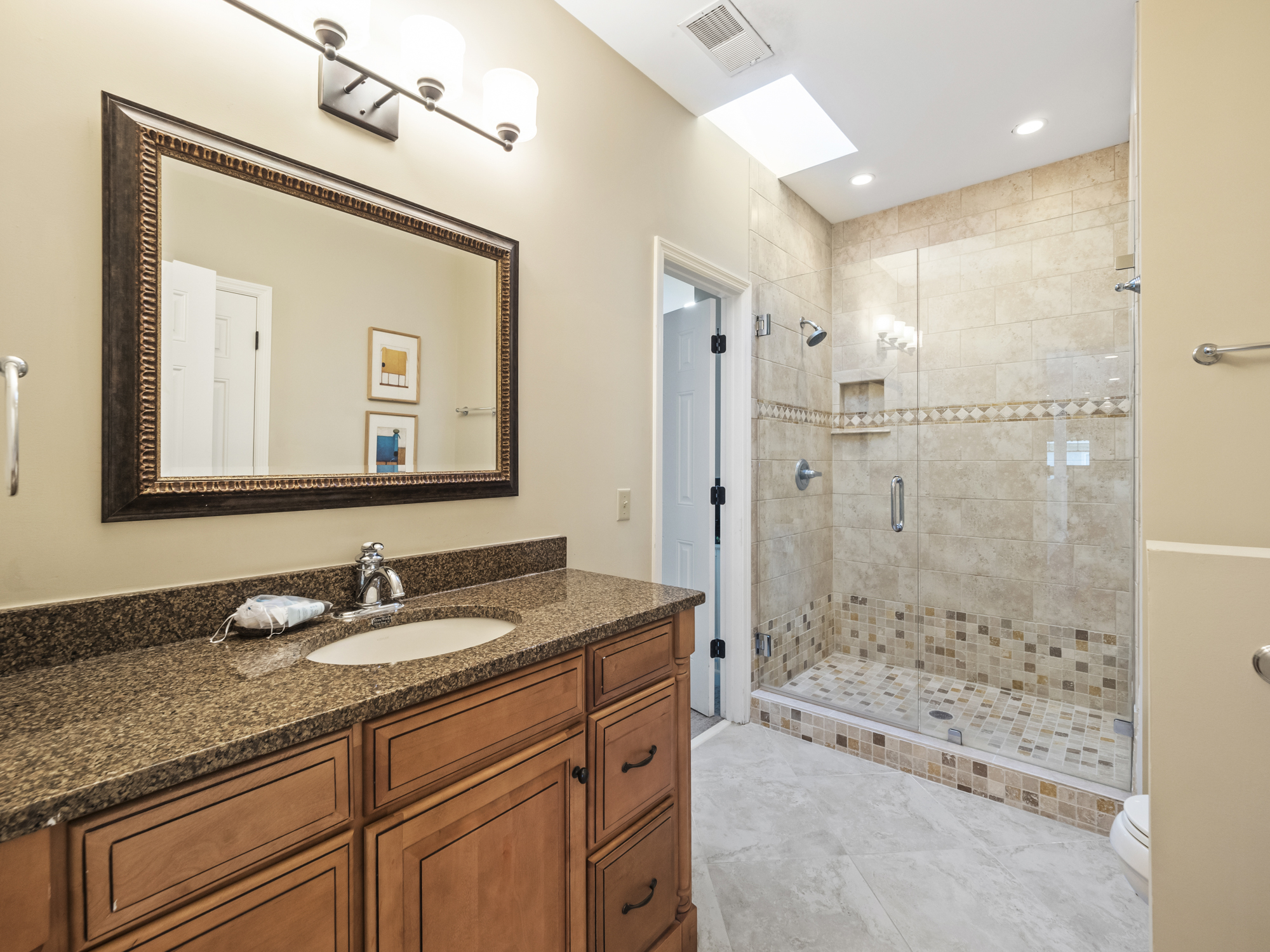 70 Full Sweep- Shared Bathroom with 2 bedrooms