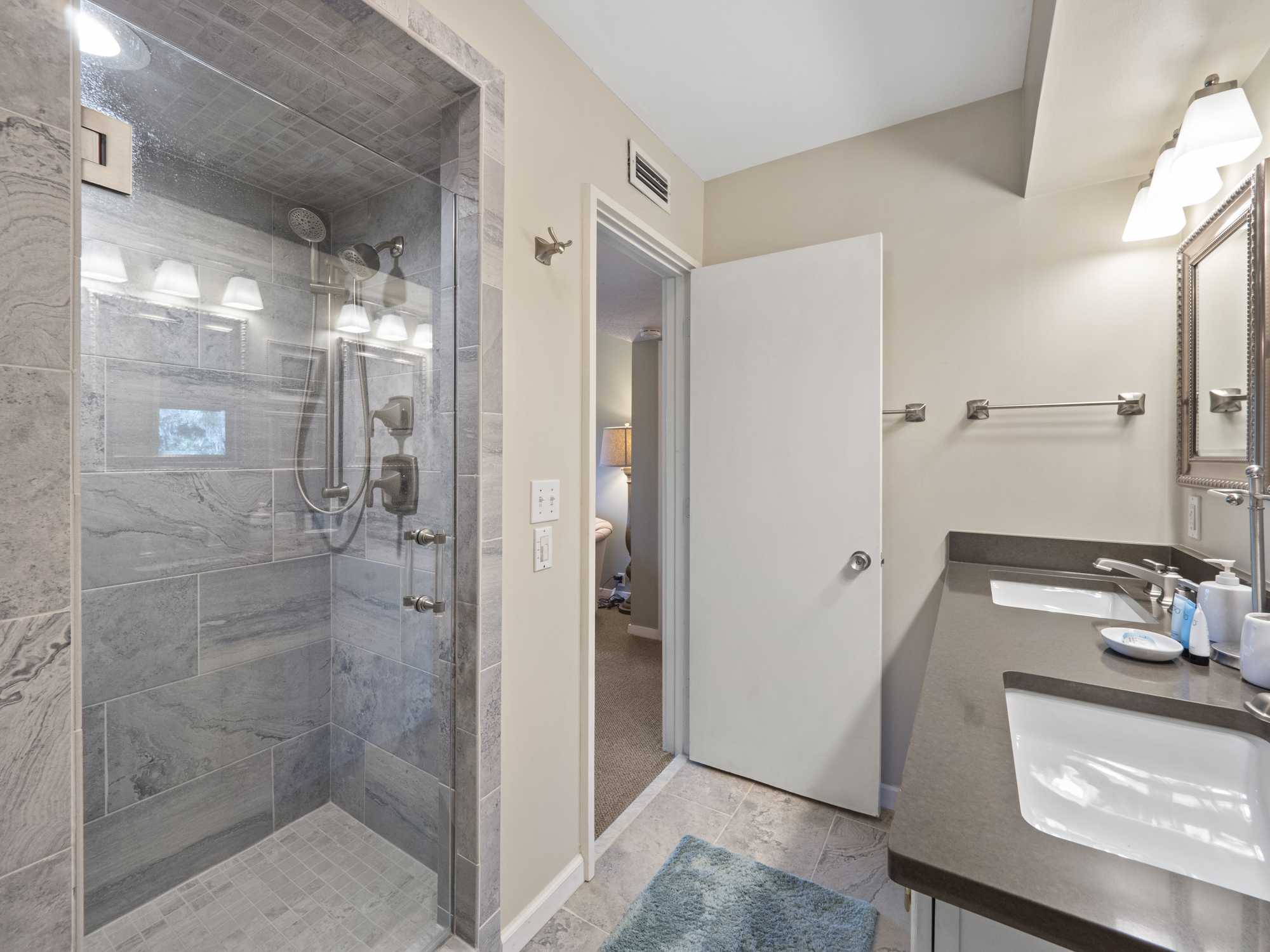 Master Bathroom w/ Walk In Shower