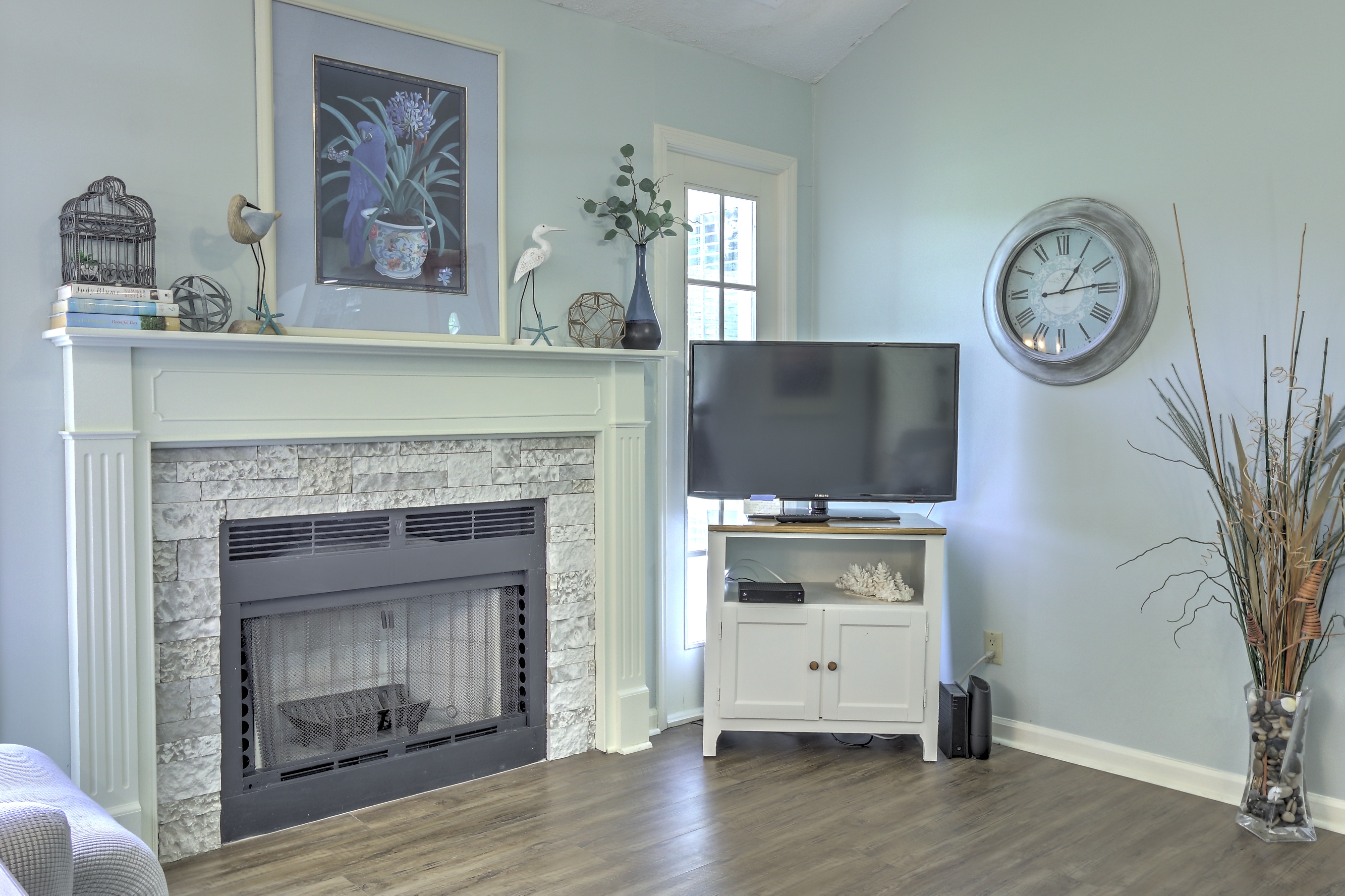 Living Room with Flat Screen TV (Fireplace not for Guest Use)