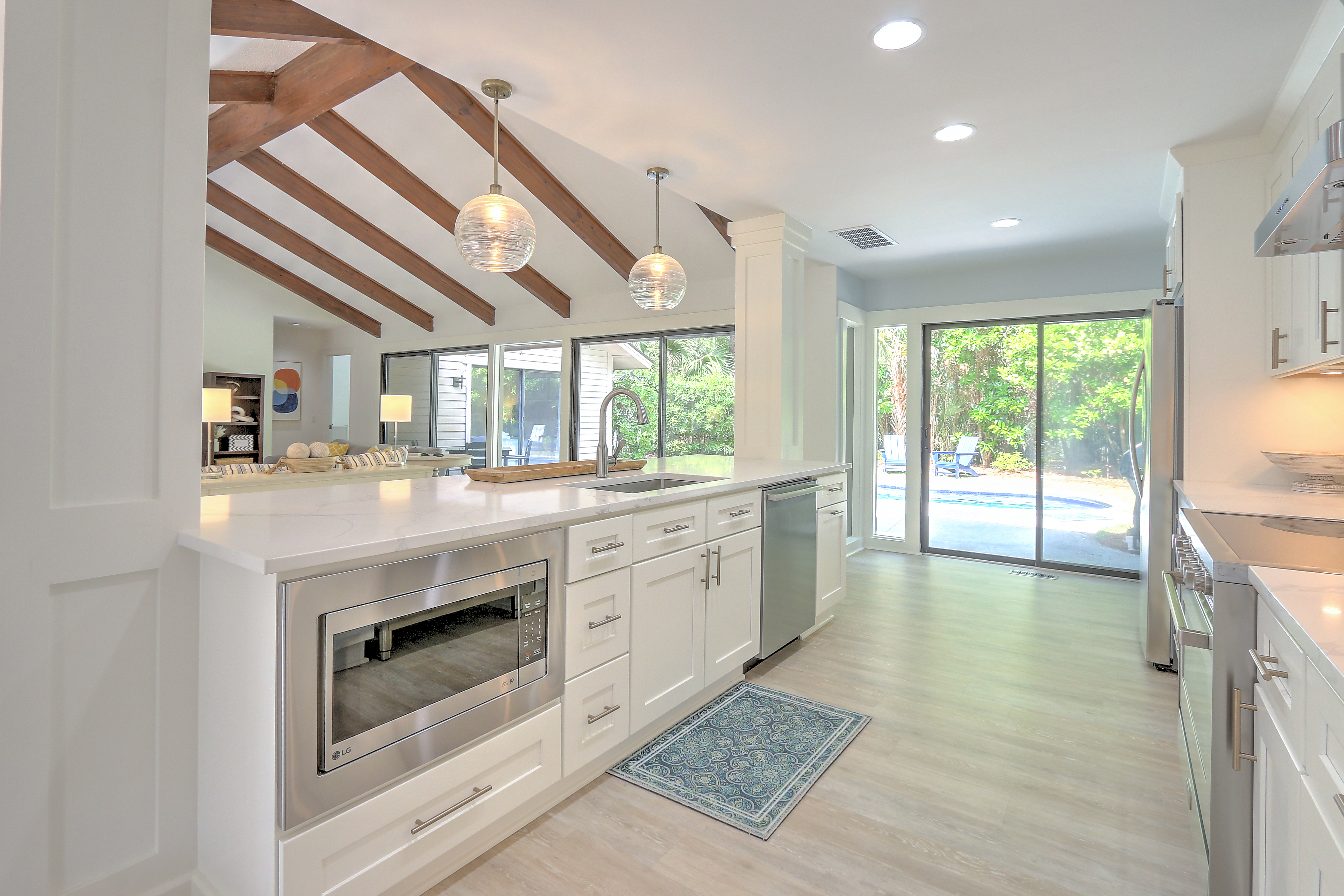 Full Kitchen with Island