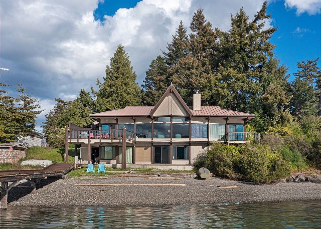 Relax at Hoeppner's Vista

The dock can moor power boats up to 30 feet or sail boats up to 40 feet. No shore power or water hook up.

**Please note, this home is not suitable for parties or large gatherings as it is located in a quiet neighborhood.