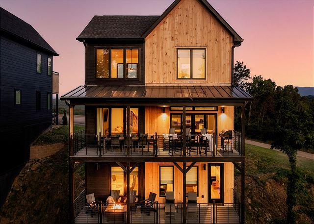 Five bedroom, five bathroom condo in the Reedmont Lodge Community in Sevierville