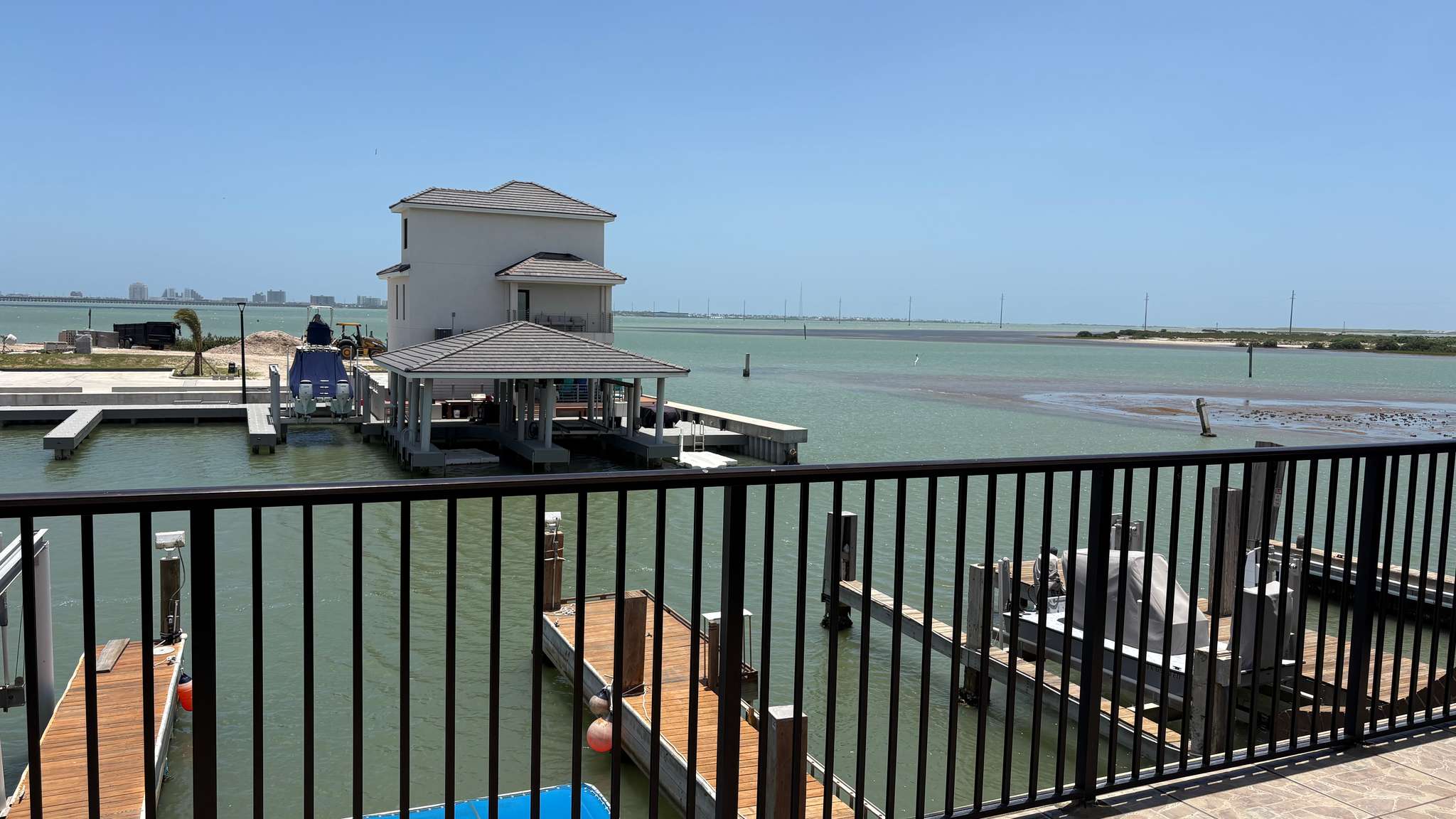 Bayfront Escape with Pier Fishing