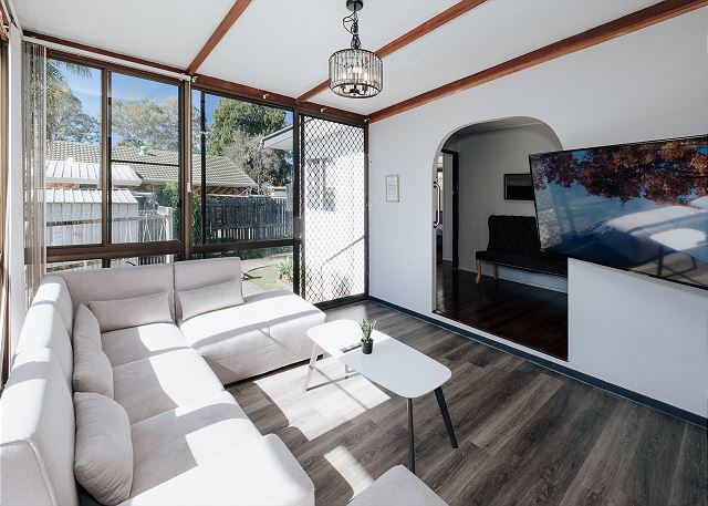 Morden 3 bedrooms house with office (Air-con)