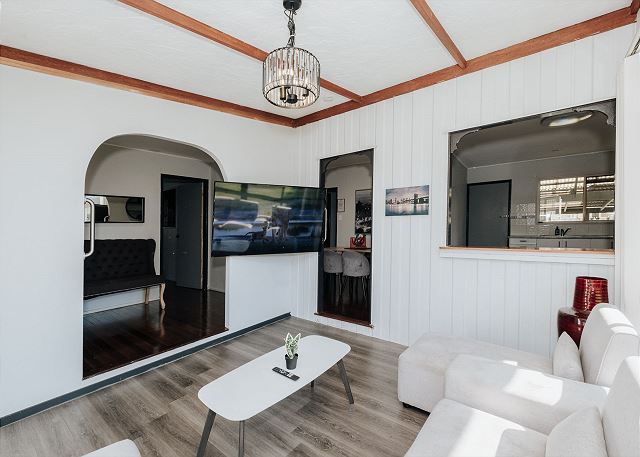 Morden 3 bedrooms house with office (Air-con)