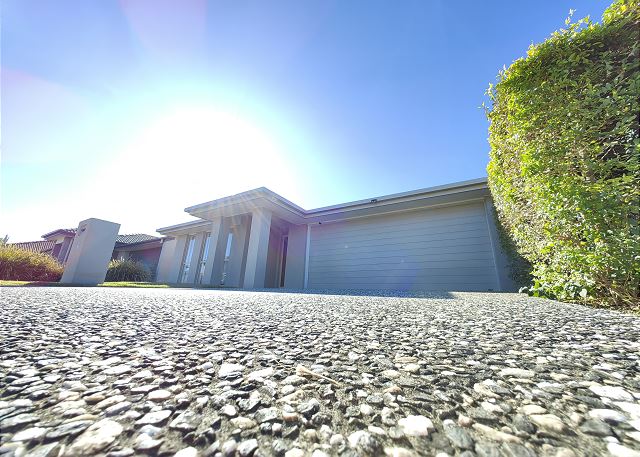 Stylish cosy home in North Lakes w/ air-con