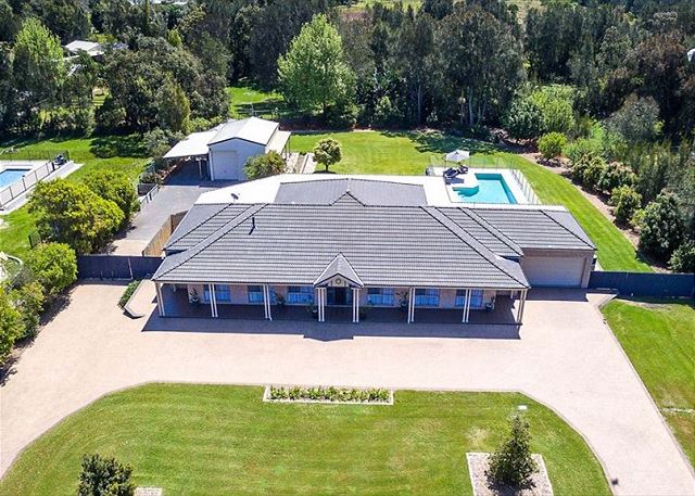 Coast and Country Estate - 15m Heated Pool and Minutes to Beach