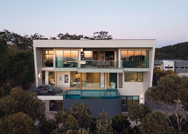 Escape To The Bay – Grand Luxury with heated pool and spa