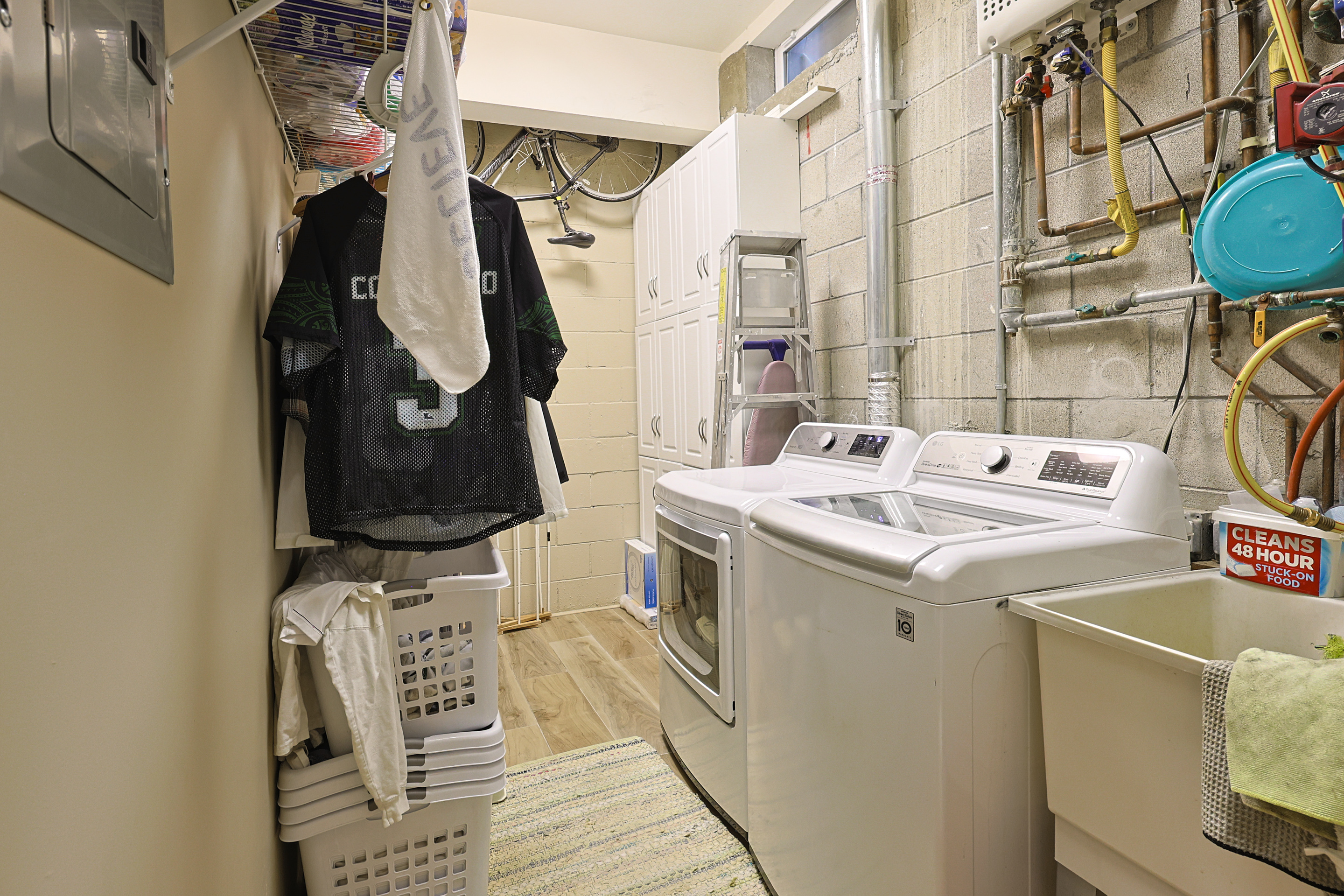 Basement washer/dryer room