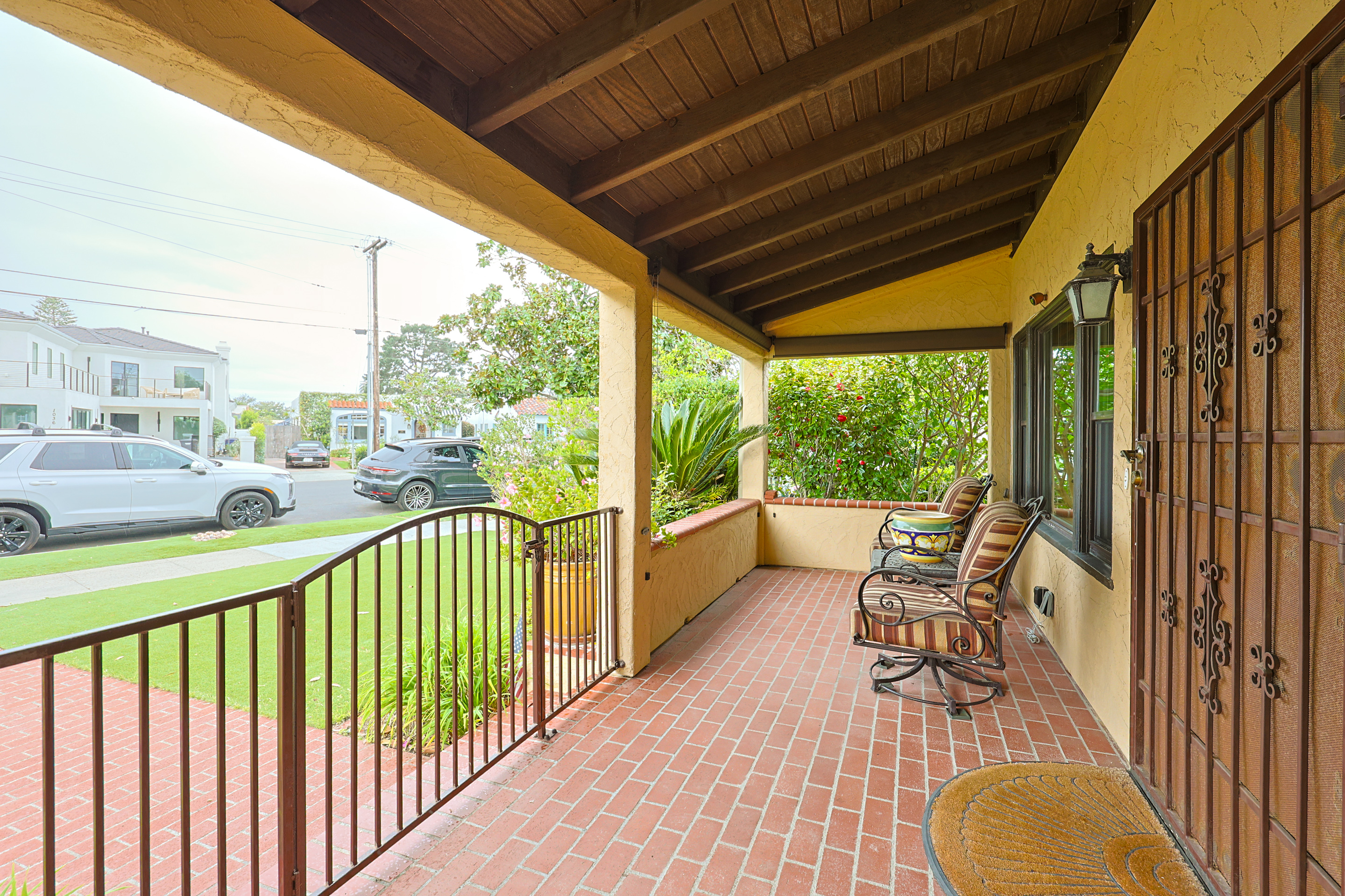 1027EncinoRow | Photo 3