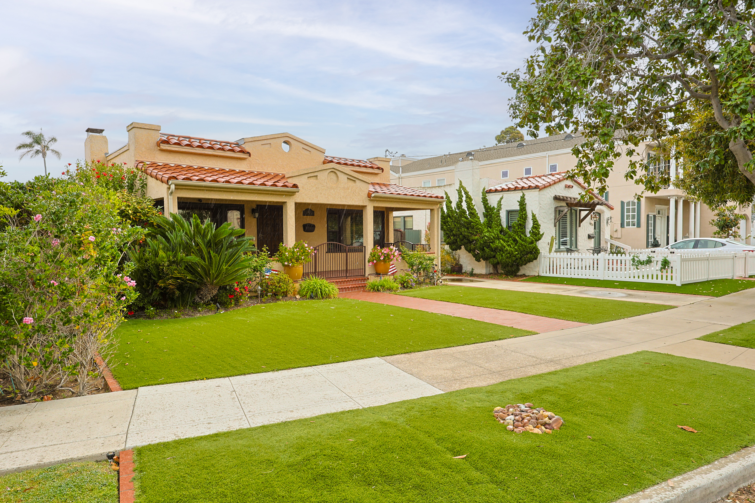 1027EncinoRow | Photo 2