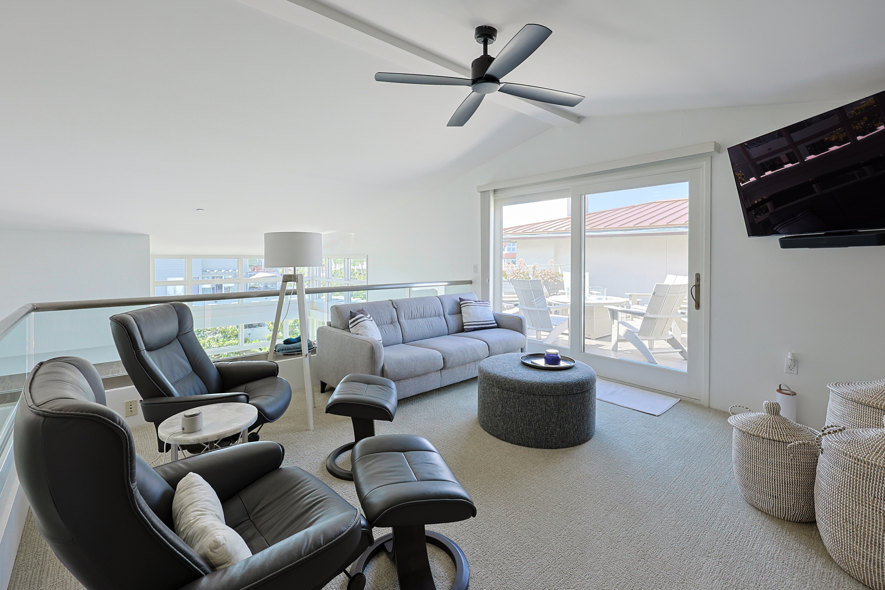LOFT AREA W/ TV