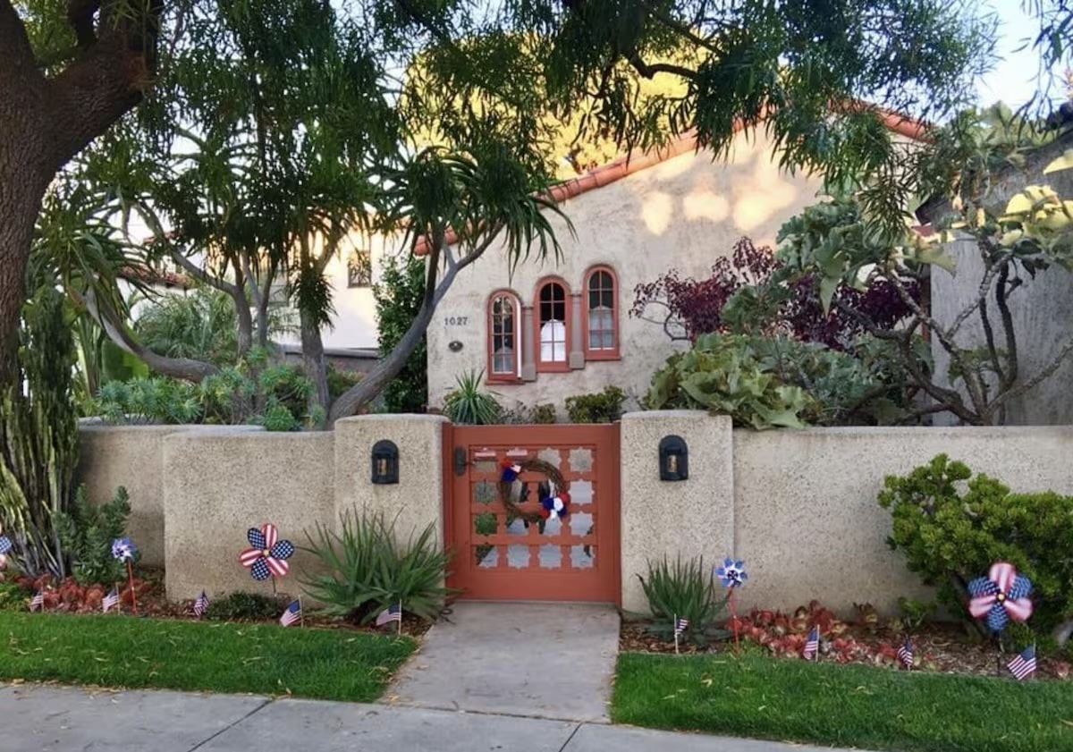 1027 Adella Ave