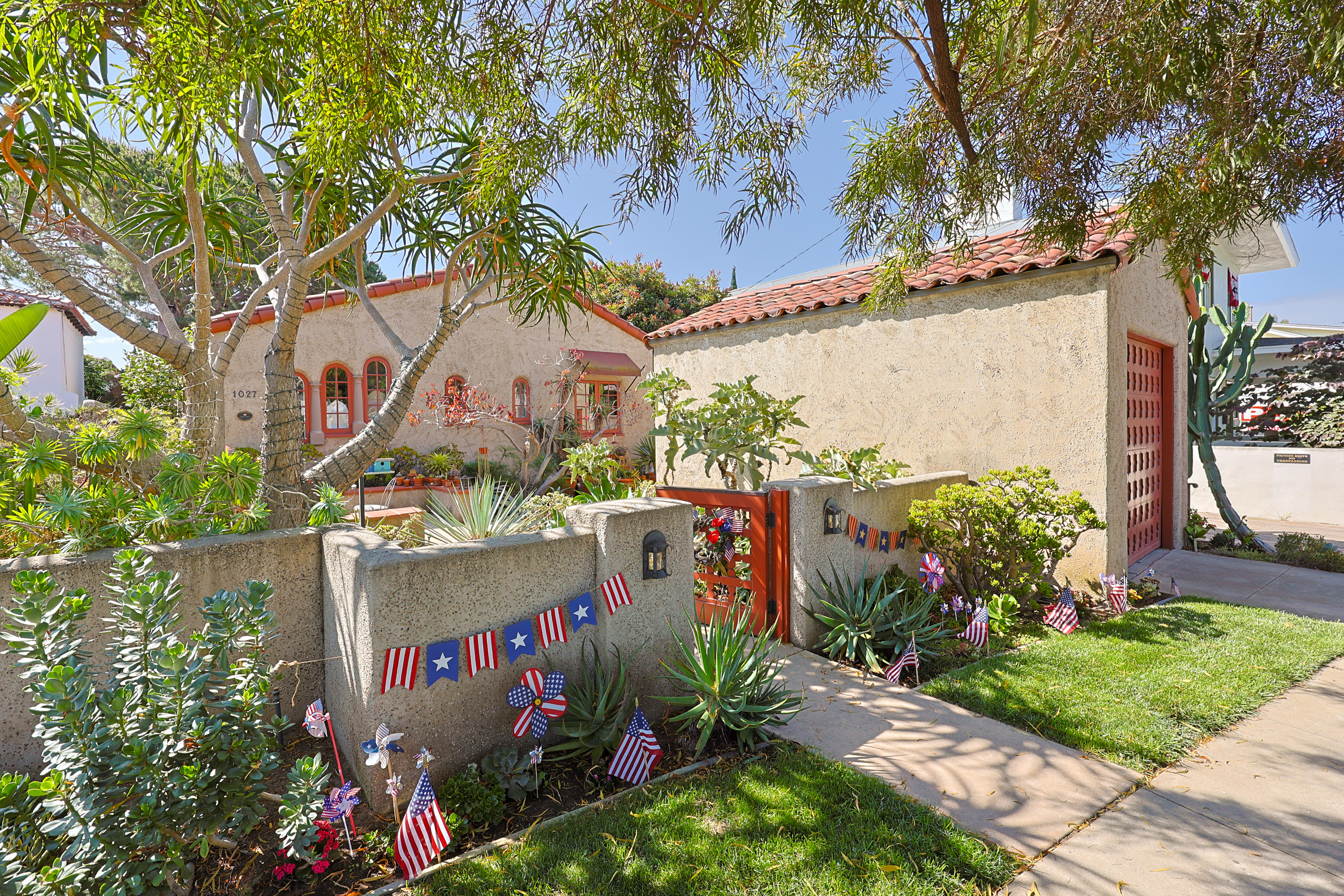 1027 Adella Ave