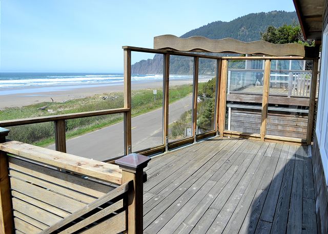 Spectacular views of the ocean and Neahkahnie mountain on the upper deck.
