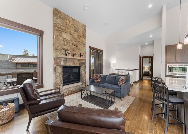 Summit Retreat at 15 W Benjamin Lane 7