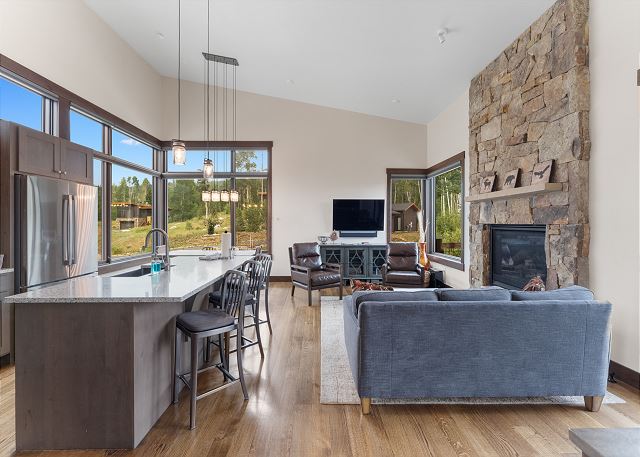 Summit Retreat at 15 W Benjamin Lane 6