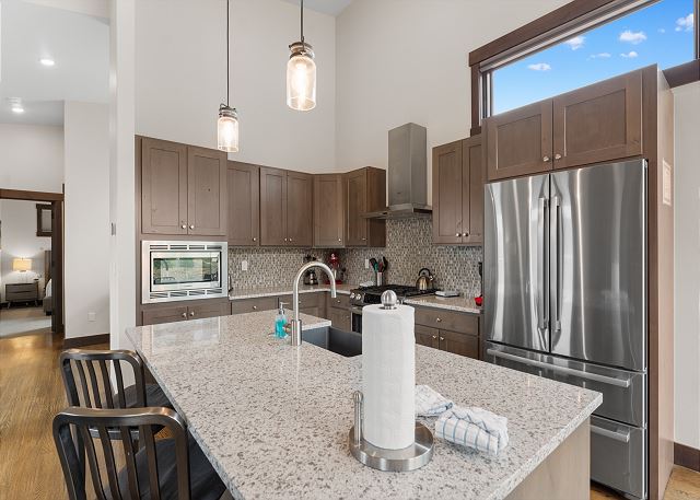 Summit Retreat at 15 W Benjamin Lane 9