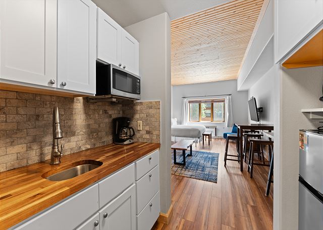 Gateway #5003 | Photo 3