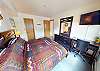 King, Flatscreen, Desk in Master