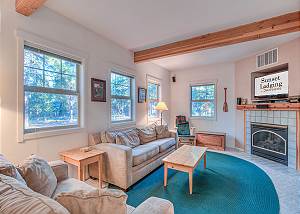 Cozy Dog-Friendly Retreat with Hot Tub & SHARC Passes in Sunriver