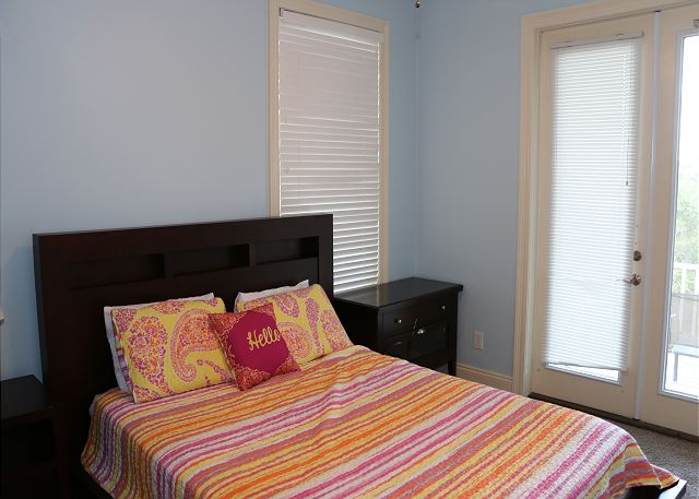 queen bd 2nd fl small house NE