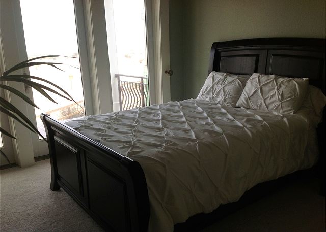 This queen bedroom is on the south side of the house facing the gulf. There is awesome views of the gulf thru the french doors.
