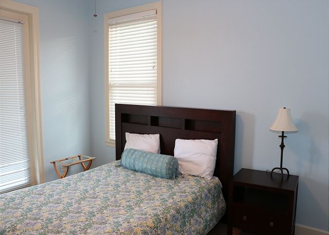 2nd fl queen bd rm little house SE