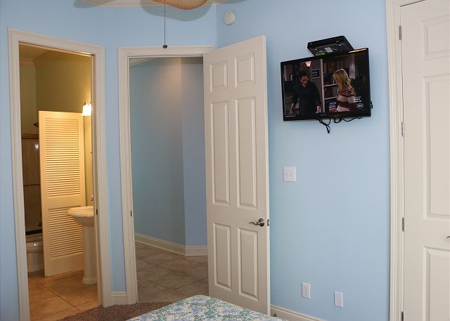 2nd fl small house queen bed SE