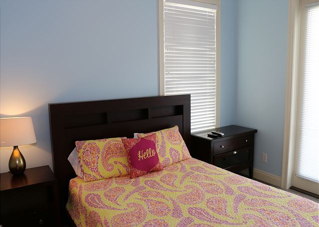 queen bd 2nd fl small house NE