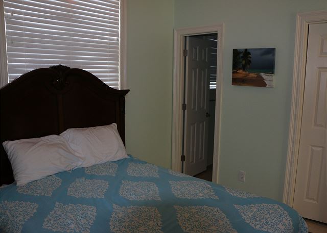 1st fl queen bedroom big house NW