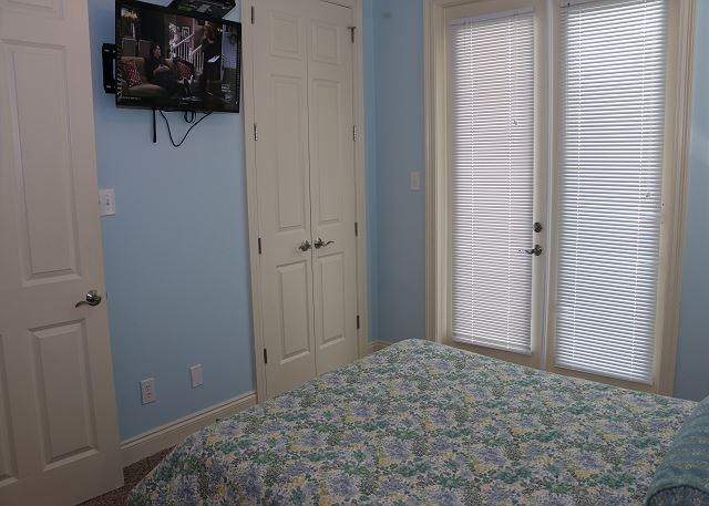2nd fl queen bedroom little house SE