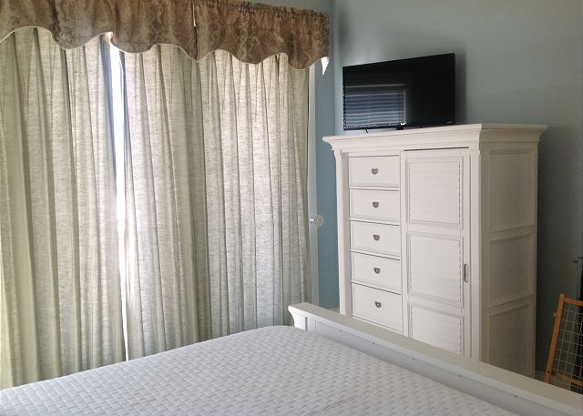 queen bed and dresser
