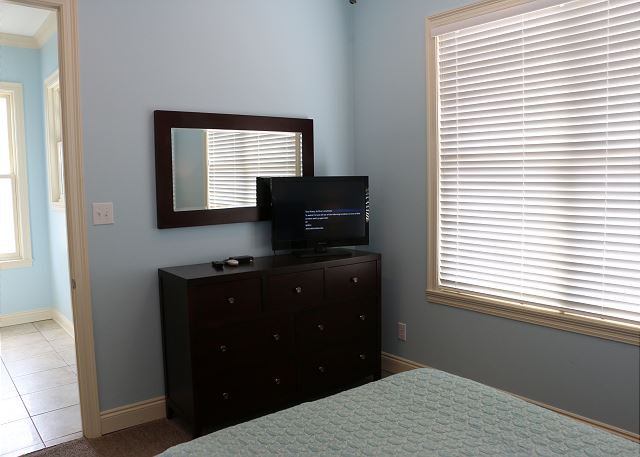 2nd fl queen bedroom big house NW