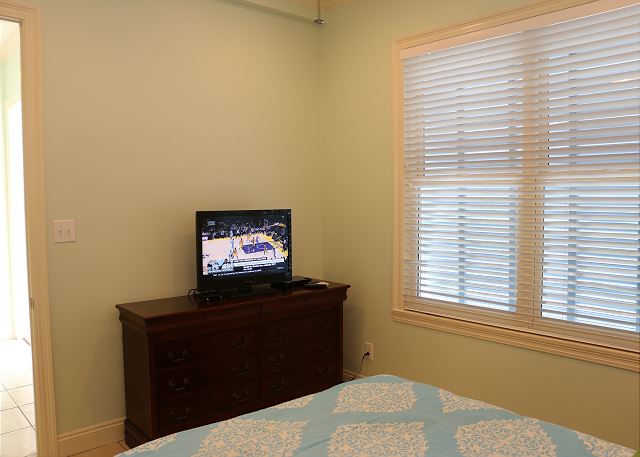1st fl queen bedroom big house NW