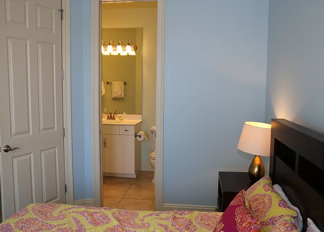queen bd 2nd fl small house NE