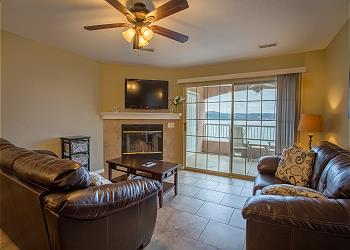 Lavish Lake Escape / 125761