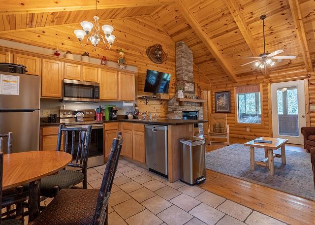 Ozark Oasis: Warm and Inviting Cabin near an Outdoor Swimming Pool in ...