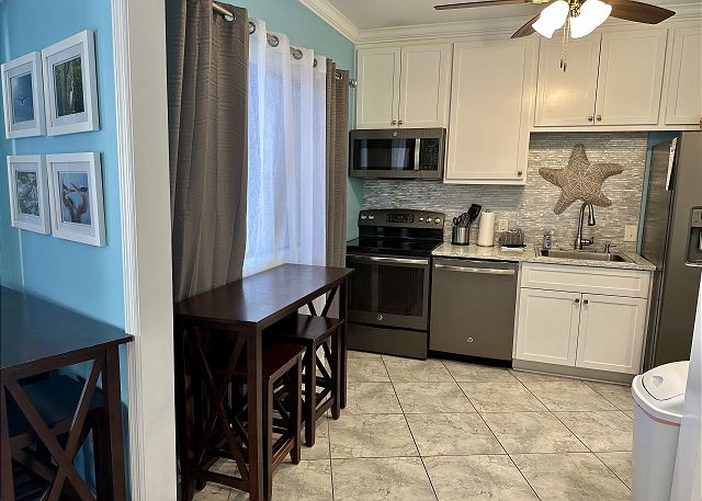 Beach Bliss, 2 Bedroom, Ocean View, Free Bikes/ Chairs!