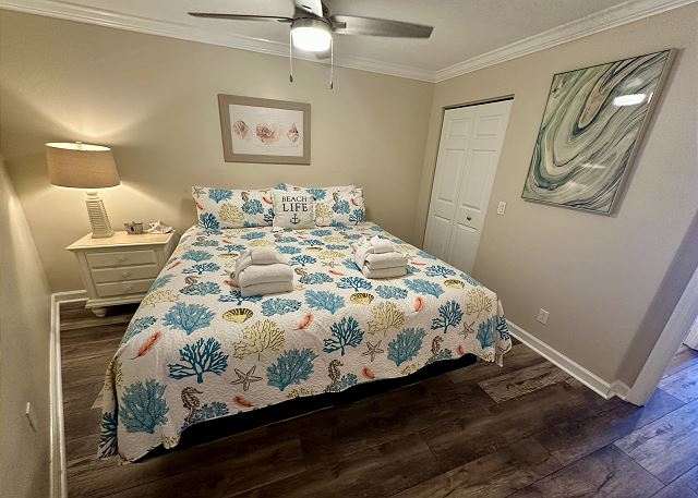 SunnyDaze-Steps to the Ocean king bed, Free bikes!