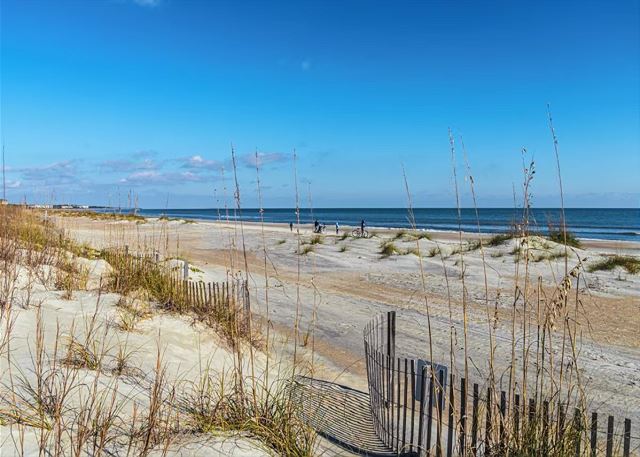 Beautiful Queens Grant  2BR FREE Bikes Pools, Tennis & Beach Access 