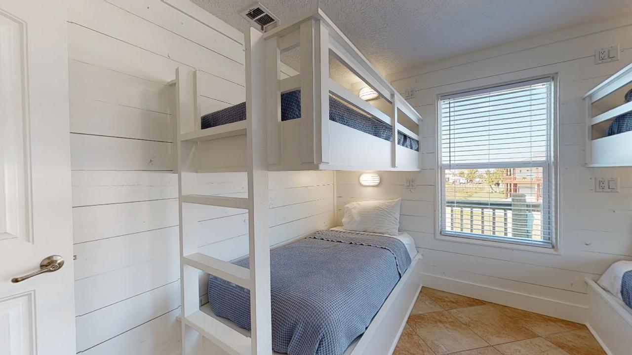 3 Tiki Time | Photo 19