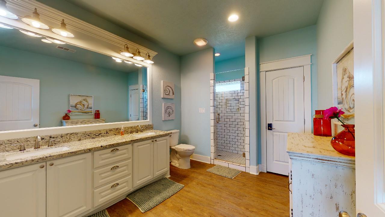 Master en suite bathroom upstairs