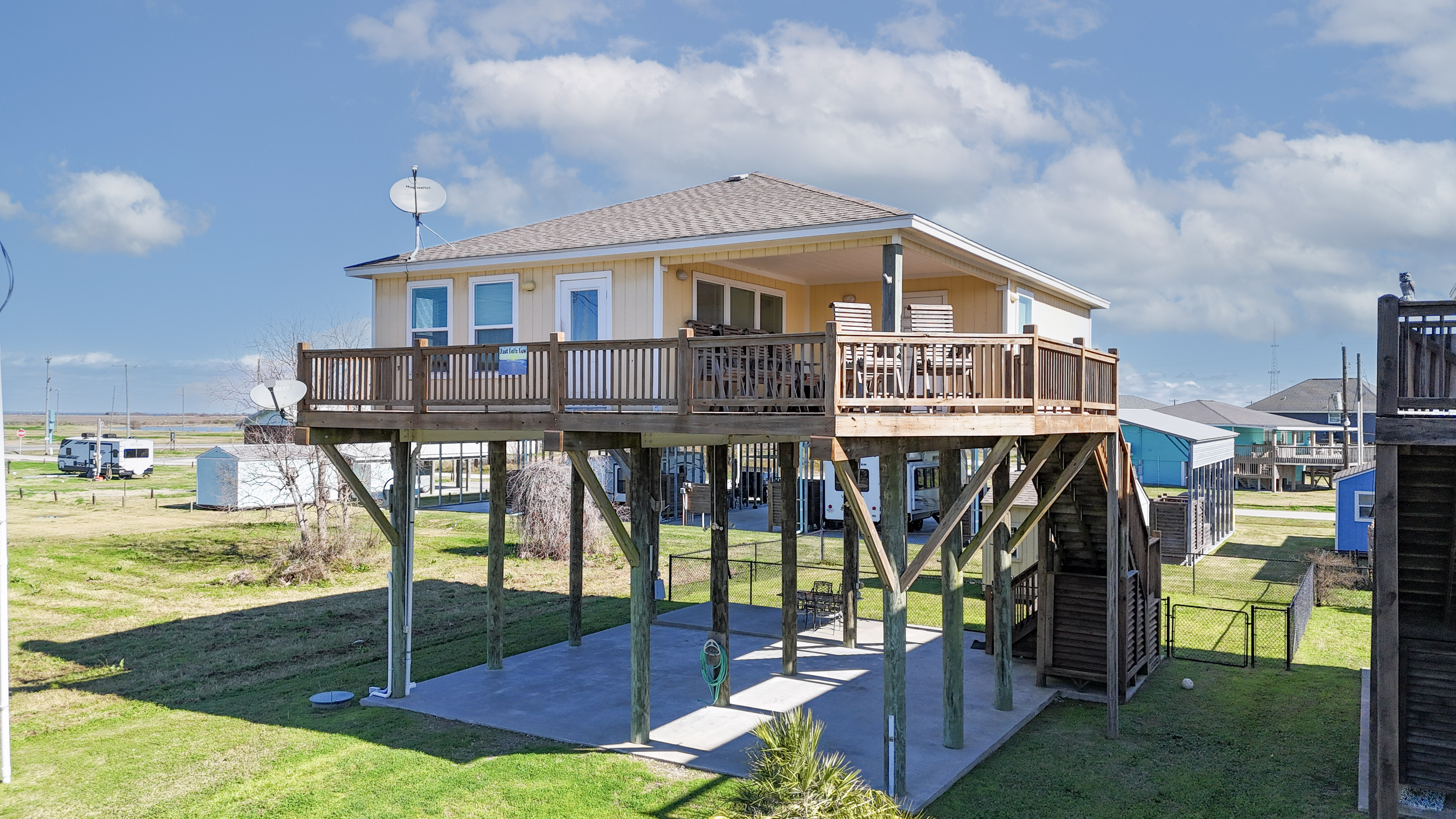 Just Lei'n Low | Photo 5