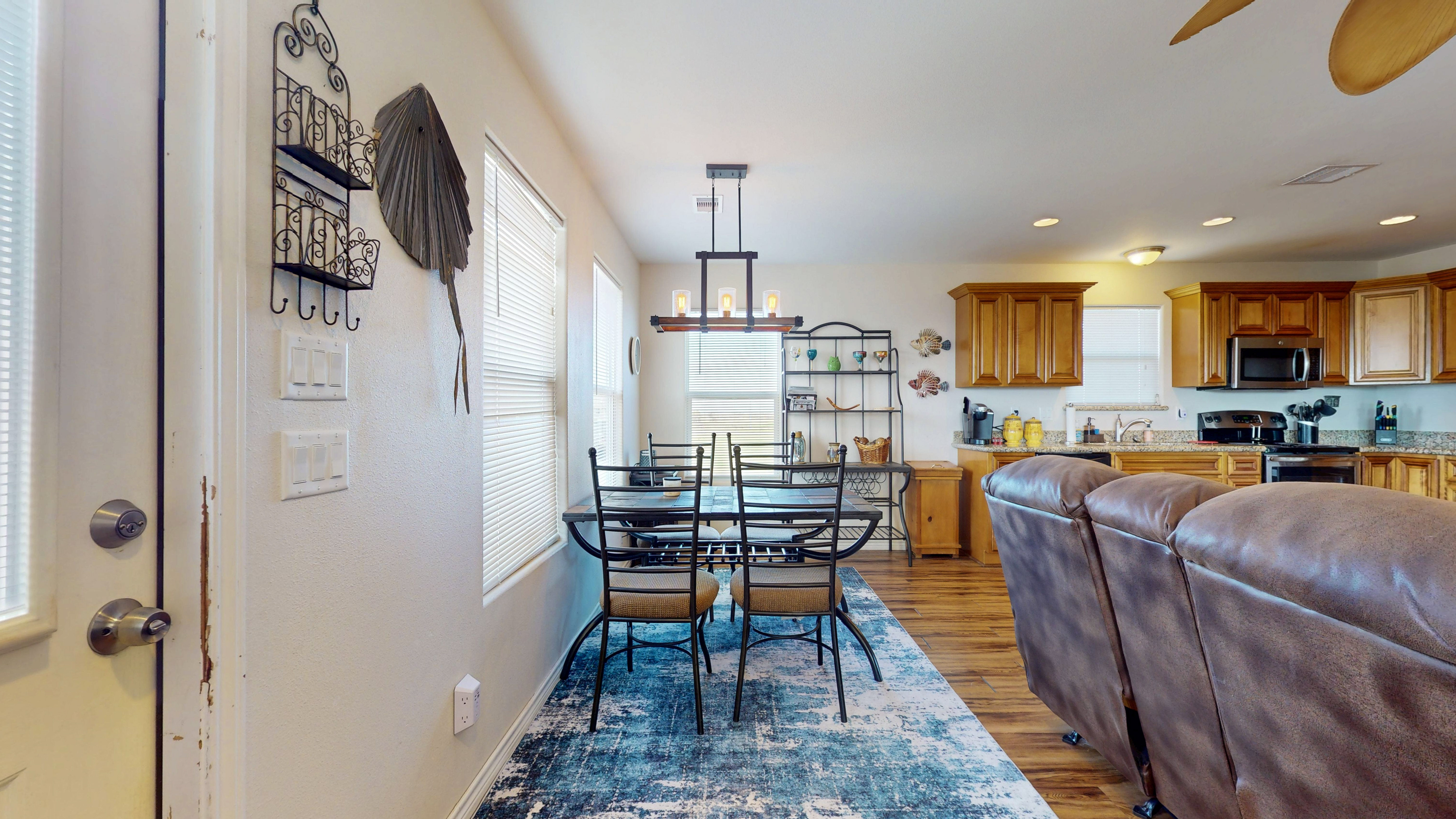 Just Lei'n Low | Photo 14