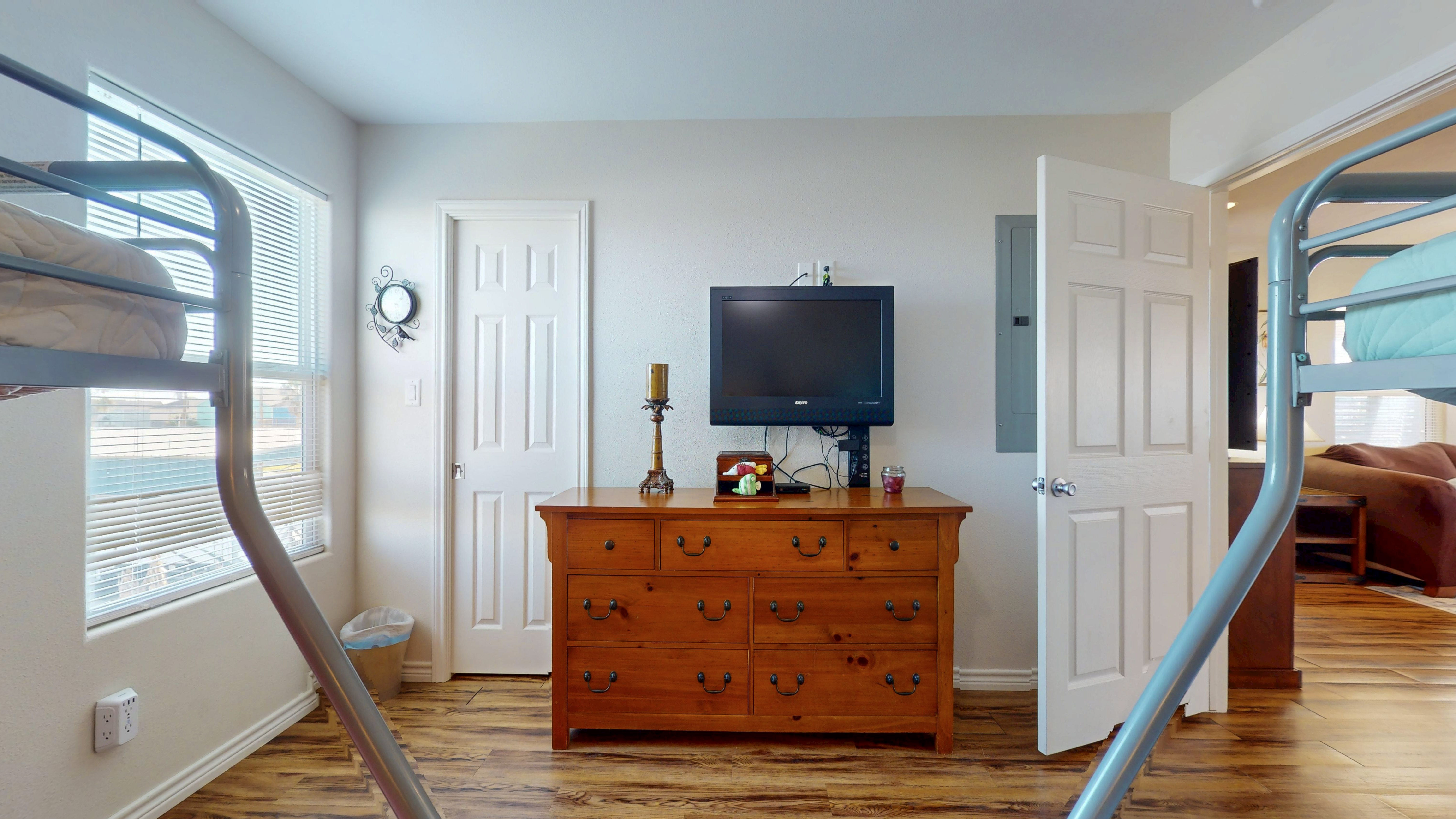 Just Lei'n Low | Photo 15