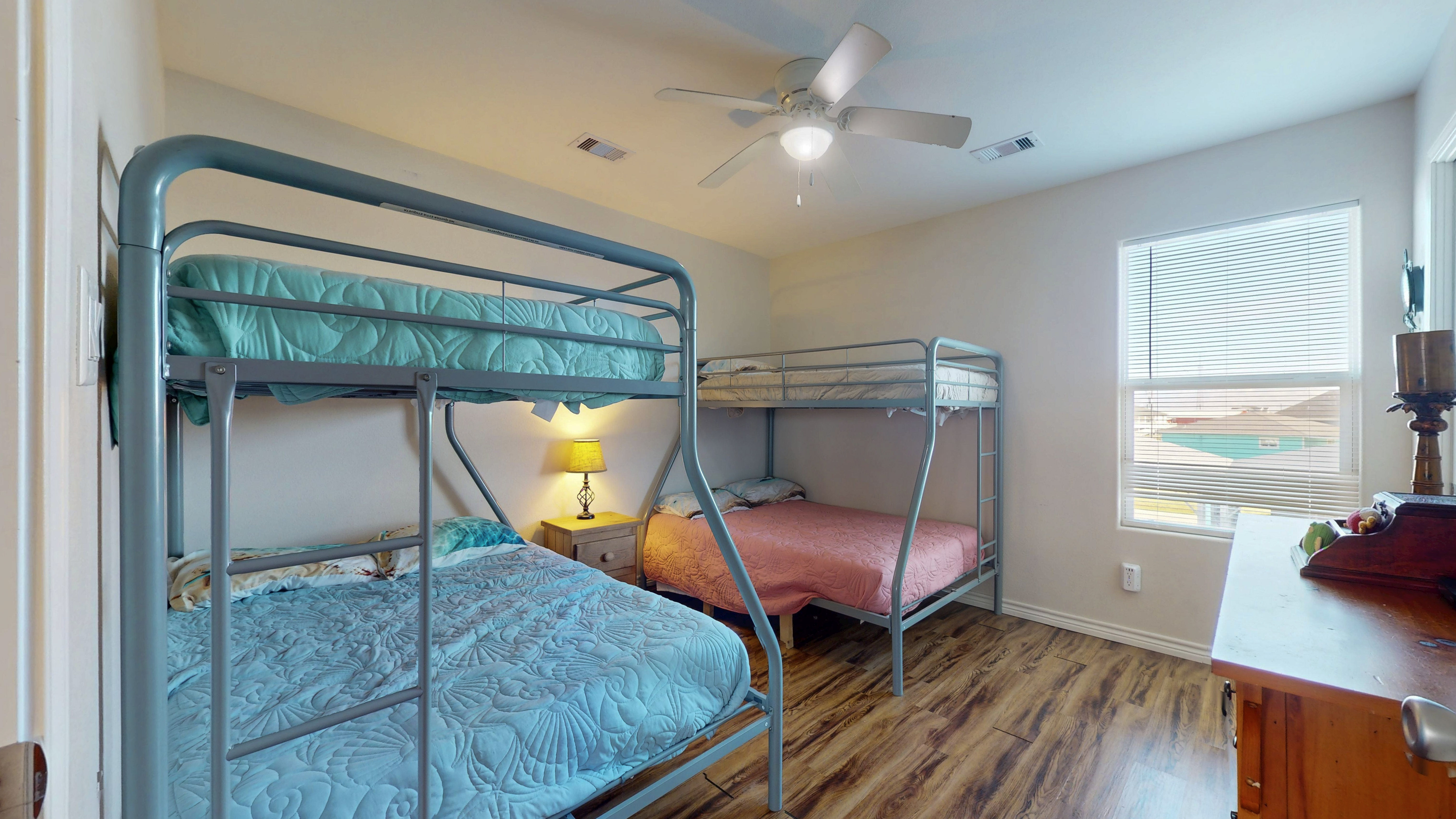 Just Lei'n Low | Photo 16