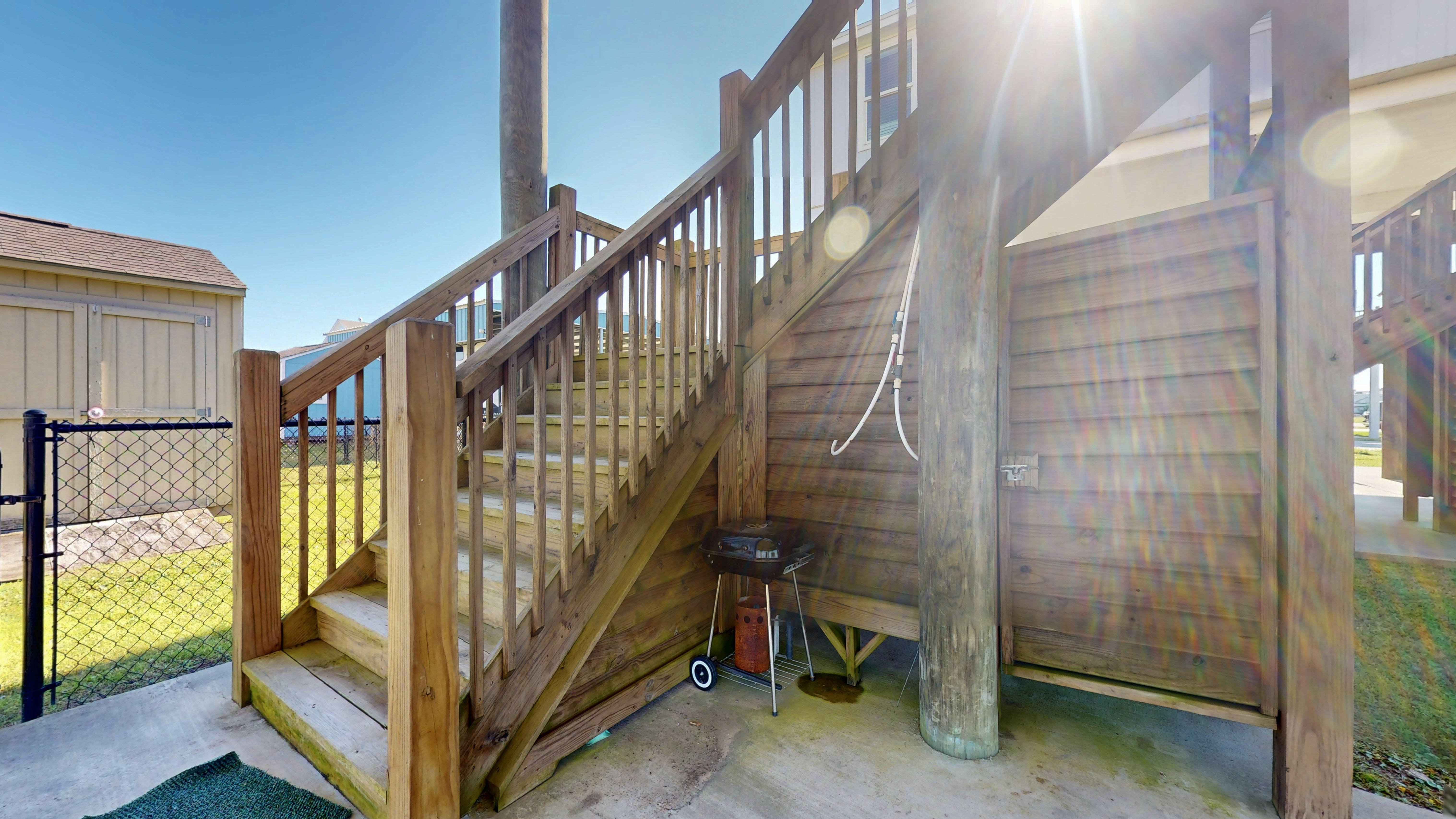 Just Lei'n Low | Photo 21